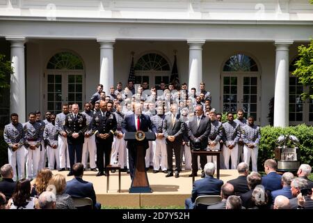 US-Präsident Donald Trump hält Bemerkungen, bevor er dem Team am Montag, den 6. Mai 2019, im Rosengarten des Weißen Hauses in Washington, D.C., die Trophäe des Oberbefehlshabers überreicht. Quelle: Alex Edelman/The Photo Access Stockfoto