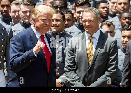 US-Präsident Donald Trump verlässt den Rosengarten, nachdem er am Montag, den 6. Mai 2019, die Trophäe des Oberbefehlshabers der US-Militärakademie im Rosengarten des Weißen Hauses in Washington, D.C., überreicht hat. Quelle: Alex Edelman/The Photo Access Stockfoto