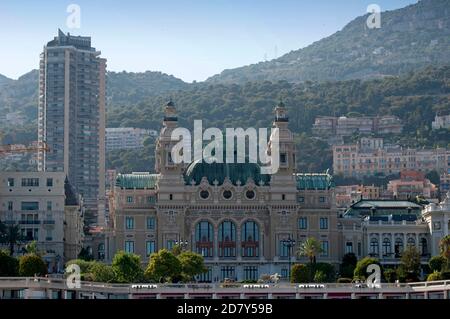 Das Äußere des berühmten Casino de Monte-Carlo in Monaco aus Sicht des Hafens. Stockfoto