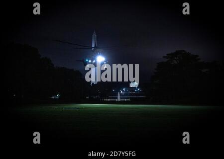 Marine One, mit US-Präsident Donald Trump Vorbereitungen für die Landung auf dem South Lawn des Weißen Hauses in Washington, D.C., am 8. Mai 2019. Quelle: Alex Edelman/The Photo Access Stockfoto