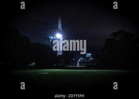 Marine One, mit US-Präsident Donald Trump Vorbereitungen für die Landung auf dem South Lawn des Weißen Hauses in Washington, D.C., am 8. Mai 2019. Quelle: Alex Edelman/The Photo Access Stockfoto