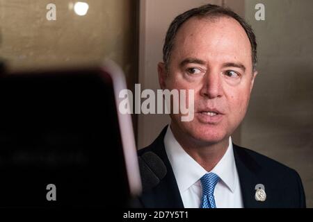 Der Repräsentant Adam Schiff, Demokrat von Kalifornien und Vorsitzender des Geheimdienstkomitees des Hauses, spricht mit Reportern vor einem demokratischen Parteitreffen am 22. Mai 2019 im US-Kapitol in Washington, D.C.. Quelle: Alex Edelman/The Photo Access Stockfoto