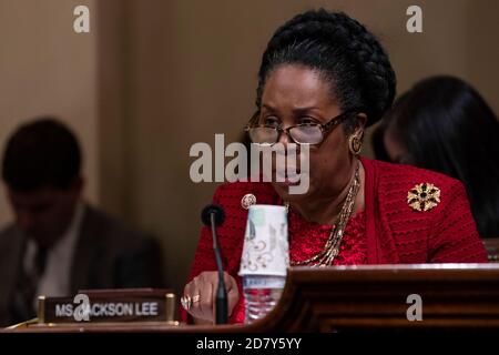 Die Vertreterin Sheila Jackson Lee, eine Demokratin aus Texas, stellt dem amtierenden Minister für Innere Sicherheit Kevin McAleenan eine Frage, wie er vor dem Ausschuss für Innere Sicherheit des Repräsentantenhauses während einer Anhörung zur Haushaltsaufsicht am Mittwoch, den 22. Mai 2019 auf dem Capitol Hill in Washington bezeugt, D.C. McAleenan beantwortete Fragen der Kommittedemokraten zum Tod von 5 Migrantenkindern an der südlichen US-Grenze. Die Republikaner des Ausschusses fragten McAleenan nach der Notwendigkeit einer Grenzmauer und einer von der Trump-Regierung geforderten erhöhten Finanzierung für die Grenzsicherheit. Kredit: A Stockfoto