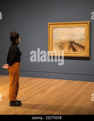 London 26 October 2020 Rain, Steam and Speed eine weitere seltene Leihgabe der National Gallery, Tate Britain: Neue Ausstellung zu JMW Turner Modern's World die Ausstellung "Turners Modern World" zeigt, wie Großbritanniens größter Landschaftsmaler neue Wege fand, um die bedeutsamen Ereignisse seiner Zeit einzufangen. Von den Auswirkungen der Technologie auf die Natur bis zu den schwindelerregenden Auswirkungen der Modernisierung auf die Gesellschaft. Turner's Modern World läuft vom 28. Oktober 2020 bis 7. März 2021. Paul Quezada-Neiman/Alamy Live News Stockfoto