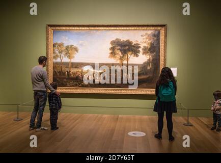 London 26 October 2020 A family looking at the Opening of the Wallhalla 1842Tate Britain New Exhibition dedicated to JMW Turner Modern's World die Erkundung von Turner’s Modern World zeigt, wie Großbritanniens größter Landschaftsmaler neue Wege fand, die bedeutsamen Ereignisse seiner Zeit einzufangen, Von den Auswirkungen der Technologie auf die Natur bis zu den schwindelerregenden Auswirkungen der Modernisierung auf die Gesellschaft. Turner's Modern World läuft vom 28. Oktober 2020 bis 7. März 2021. Paul Quezada-Neiman/Alamy Live News Stockfoto