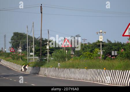 Verkehrsweg Zeichen Lücke im Median auf der Straße aus Sicht der Sicherheit gebaut, indien Stockfoto