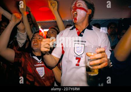 England Fußballfans WM 1998. Unterstützer als Argentinien einen Elfmeterschießen zwischen England und Argentinien beobachtete, der das Spiel entschied, gewann Argentinien 4:3, nachdem zwei englische Kicks gerettet wurden. England wurde aus der WM geschlagen. Fernsehen auf mehreren Bildschirmen in einem Fernsehzimmer der Sports Bar, London 1990er UK HOMER SYKES Stockfoto