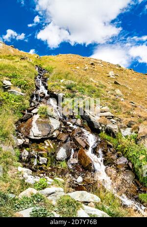 Stellisee Bach an den Pennine Alpen in der Schweiz Stockfoto