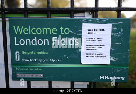 Allgemeine Ansicht des Schildes für kostenlose Schulessen an der London Fields Primary School in Hackney, London, die kostenlose Schulmahlzeiten für Kinder über die Halbzeitferien bieten. Gemeinden und Unternehmen versprechen weiterhin kostenlose Nahrung für Kinder in Not während der Halbzeitpause dieser Woche, nachdem die Regierung einen Labour-Antrag zur Verlängerung der kostenlosen Schulmahlzeiten in England über die Feiertage besiegt hat. Stockfoto