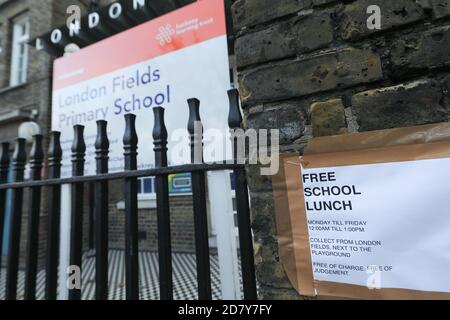 Allgemeine Ansicht eines kostenlosen Schullunch-Schilds an der London Fields Primary School in Hackney, London, die kostenlose Schulmahlzeiten für Kinder über die Halbzeitferien bieten. Gemeinden und Unternehmen versprechen weiterhin kostenlose Nahrung für Kinder in Not während der Halbzeitpause dieser Woche, nachdem die Regierung einen Labour-Antrag zur Verlängerung der kostenlosen Schulmahlzeiten in England über die Feiertage besiegt hat. Stockfoto