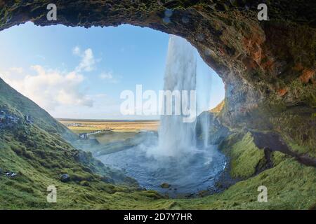 Schöner Wasserfall in Island, isländischer Wasserfall Seljalandsfoss, Foto aus der Höhle im Inneren des Wasserfalls Stockfoto