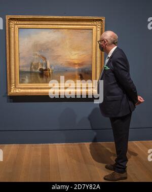 London 26. Oktober 2020 die kämpfende Temeraire zog an ihren letzten Liegeplatz, um zerbrochen zu werden.1838 Öl auf Leinwand. Tate Britain neue Ausstellung zu JMW Turner Modern's World die Erkundung von Turner’s Modern World zeigt, wie Großbritanniens größter Landschaftsmaler neue Wege fand, die bedeutsamen Ereignisse seiner Zeit einzufangen, von den Auswirkungen der Technologie auf die Natur bis hin zu den schwindelerregenden Auswirkungen der Modernisierung auf die Gesellschaft. Turner's Modern World läuft vom 28. Oktober 2020 bis 7. März 2021. Paul Quezada-Neiman/Alamy Live News Stockfoto