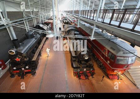 St. Petersburg, Russland - 4. März 2018: Dampflokomotiven und Diesellokomotive TEP80 im Eisenbahnmuseum am Bahnhof Baltiysky. Stockfoto