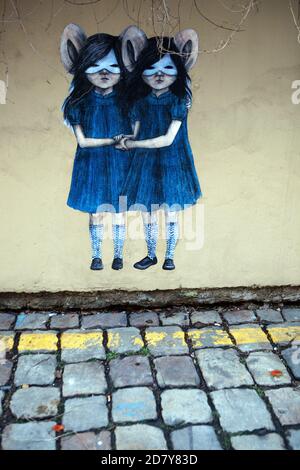 Kinder Zwillinge an der Mauer Prag Street Art prag Straße Kopfsteinpflaster Stockfoto