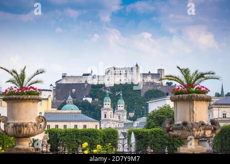 Österreich, Salzburg, Blick auf die Burg Hohensalzburg vom Mirabellgarten, Stockfoto
