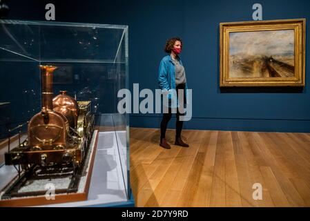 London, Großbritannien. Oktober 2020. Rain, Steam and Speed, eine weitere seltene Leihgabe der Nationalgalerie, die Turners Interesse an der Darstellung der sich wandelnden Landschaft während der industriellen Revolution zeigt. Turner's Modern World bei der Tate Britain. Die neue Ausstellung zeigt, wie Großbritanniens größter Landschaftsmaler neue Wege fand, die Ereignisse seiner Zeit einzufangen, von den Auswirkungen der Technologie auf die Natur bis hin zu den Auswirkungen der Modernisierung auf die Gesellschaft. Kredit: Guy Bell/Alamy Live Nachrichten Stockfoto