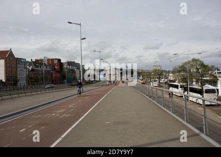 AMSTERDAM NIEDERLANDE, 17. SEPTEMBER 2017: Man radeln auf der Fahrradspur, Niederlande Stockfoto