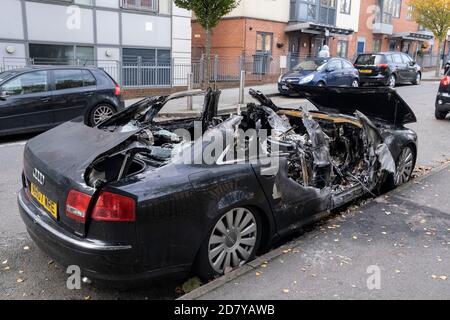 Audi Auto in der Innenstadt am 7. Oktober 2020 in Birmingham, Großbritannien, ausgebrannt. In Birmingham ist es sehr üblich, die Trümmer von abgestürzten, verlassenen oder verbrannten Autos zu sehen, da es eine Fülle von Autodiebstahl und leichtsinniges Fahren gibt, vor allem in der Nacht, wenn Autorennen weit verbreitet sind. Unter den Einheimischen hat die Stadt einen Ruf für Wildheit auf den Straßen, wo ein Mangel an Polizei führt zu einer Kultur der Gesetzlosigkeit unter einigen Gruppen. Stockfoto