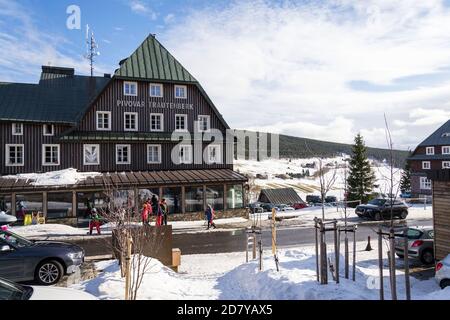 Trautenberk Brauerei Gebäude außen an sonnigen Wintertag am 24. Februar 2020 in Mala Upa, Tschechische republik Stockfoto