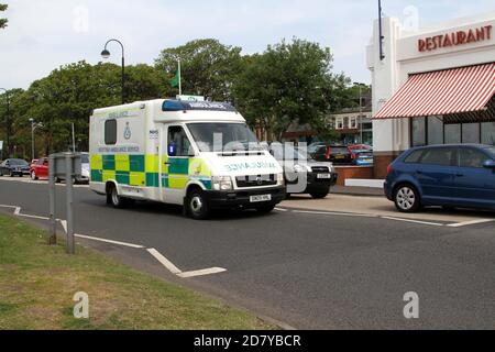 Largs , Ayrshire, Schottland, Großbritannien. Scottish Ambulance Service Krankenwagen auf blauem Licht passiert Verkehr auf dem Weg zum Notfall Stockfoto