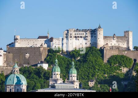 Österreich, Salzburg, Blick auf die Burg Hohensalzburg vom Mirabellgarten, Stockfoto
