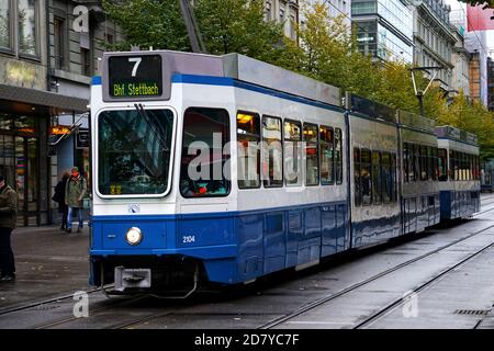 Strassenbahn der Stadt Zürich - Züri Tram - Straßenbahn Zürich - Swiss Tram Lines in Downtown Zürich. Bahnhofstrasse in Richtung Paradeplatz Stockfoto