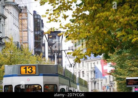 Strassenbahn der Stadt Zürich - Züri Tram - Straßenbahn Zürich - Swiss Tram Lines in Downtown Zürich. Bahnhofstrasse in Richtung Paradeplatz Stockfoto