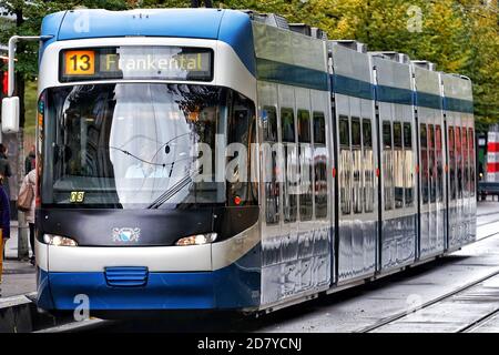 Strassenbahn der Stadt Zürich - Züri Tram - Straßenbahn Zürich - Swiss Tram Lines in Downtown Zürich. Bahnhofstrasse in Richtung Paradeplatz Stockfoto