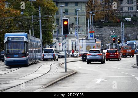 Strassenbahn der Stadt Zürich - Züri Tram - Straßenbahn Zürich - Swiss Tram Lines in Downtown Zürich. Bahnhofstrasse in Richtung Paradeplatz Stockfoto