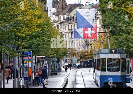 Strassenbahn der Stadt Zürich - Züri Tram - Straßenbahn Zürich - Swiss Tram Lines in Downtown Zürich. Bahnhofstrasse in Richtung Paradeplatz Stockfoto