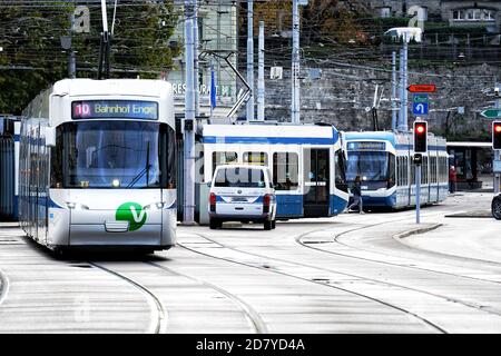 Strassenbahn der Stadt Zürich - Züri Tram - Straßenbahn Zürich - Swiss Tram Lines in Downtown Zürich. Bahnhofstrasse in Richtung Paradeplatz Stockfoto