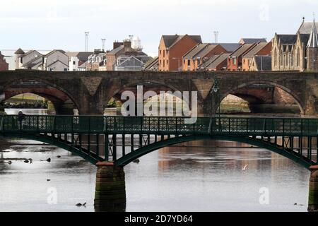 Ayr , Ayrshire, Schottland, Vereinigtes Königreich . Ein Blick auf den Fluss Ayr mit drei Brücken im Blick Turners Bridge im Vorgrund mit dem Auld Brig als nächstes und den Bögen der Sandgate Bridge Stockfoto