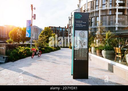 King's Cross London, Großbritannien, 12. Juli 2019: Granary Square Wayfinding, Coal Drops Yard neues Einkaufsviertel im Herzen von King's Cross Stockfoto