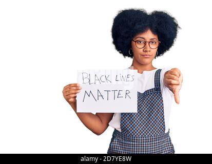 Junge afroamerikanische Mädchen hält schwarze Leben Materie Banner mit wütenden Gesicht, negative Zeichen zeigt Abneigung mit Daumen nach unten, Ablehnung Konzept Stockfoto