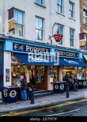 Poppie's Fish & Chips Shop Spitalfields London. Poppies Fish and Chips Shop wurde 1952 gegründet. Stockfoto