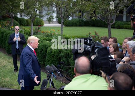 US-Präsident Donald Trump spricht mit Reportern, bevor er am Mittwoch, dem 17. Juli 2019, Marine One auf dem South Lawn des Weißen Hauses in Washington, D.C., USA, besteigen wird. Trump ging am Mittwoch nach North Carolina, wo er eine Wahlkampfveranstaltung veranstaltete. Quelle: Alex Edelman/The Photo Access Stockfoto