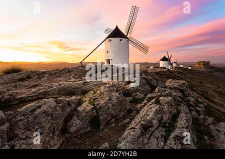 Windmühlen bei Sonnenuntergang in Consuegra, Castilla y la Mancha, Spanien. Stockfoto