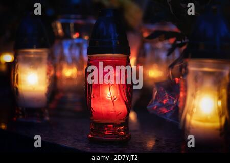 Ätherische Kerzenlichter bei Allerheiligen-Nacht, christliche Tradition, selektiver Fokus, geringe Schärfentiefe. Stockfoto