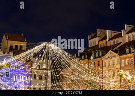 Weihnachtsbeleuchtung in der Nacht in der Altstadt von Warschau Stadt in Polen. Stockfoto