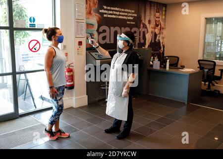 Ein Fitnessmitglied wird im Bannatyne Health Club in Darlington, County Durham, Großbritannien auf Covid-19-Symptome getestet. Foto: Stuart Boulton. 25/07/2020 Stockfoto