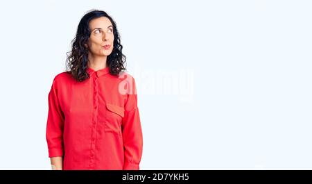 Junge schöne hispanische Frau trägt lässige Kleidung lächelnd Blick zur Seite und starrte weg denken. Stockfoto