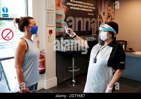 Ein Fitnessmitglied wird im Bannatyne Health Club in Darlington, County Durham, Großbritannien auf Covid-19-Symptome getestet. Foto: Stuart Boulton. 25/07/2020 Stockfoto