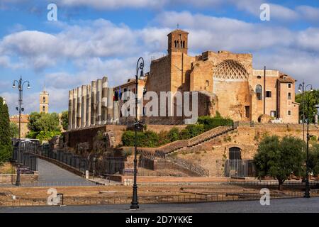 Tempel der Venus und Roma und Via Sacra Säulen in der Stadt Rom, Italien. Das Hotel liegt auf dem Velian Hill, Ostseite des Forum Romanum, gewidmet Göttinnen V Stockfoto