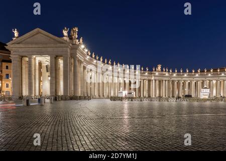 Monumentale Kolonnade auf dem Petersplatz bei Nacht im Vatikan, Rom, Italien Stockfoto