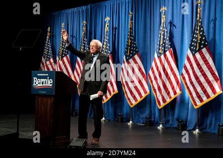 2020 Anwärter für US-Präsident, Senator Bernie Sanders, verlässt I-V.T. die Bühne, nachdem er an einer Kampagnenveranstaltung an George Washington, Universität in Washington, DC am 12. Juni 2019 gesprochen hat. Sanders nannte die Veranstaltung eine große Wahlkampfveranstaltung und hielt eine lange Rede über den demokratischen Sozialismus. Quelle: Alex Edelman/The Photo Access Stockfoto
