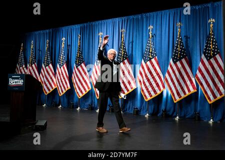 2020 Anwärter für US-Präsident, Senator Bernie Sanders, verlässt I-V.T. die Bühne, nachdem er an einer Kampagnenveranstaltung an George Washington, Universität in Washington, DC am 12. Juni 2019 gesprochen hat. Sanders nannte die Veranstaltung eine große Wahlkampfveranstaltung und hielt eine lange Rede über den demokratischen Sozialismus. Quelle: Alex Edelman/The Photo Access Stockfoto