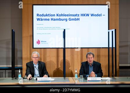 Hamburg, Deutschland. Oktober 2020. Jens Kerstan (r, Bündnis 90/die Grünen), Senator für Umwelt Hamburg, und Michael Beckereit, Geschäftsführer der Wärme Hamburg, sprechen bei einer Pressekonferenz im Rathaus über Maßnahmen für einen klimafreundlicheren Betrieb des Kohlekraftwerks in Wedel. Quelle: Daniel Reinhardt/dpa/Alamy Live News Stockfoto