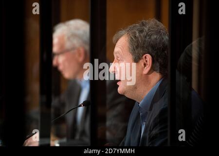 Hamburg, Deutschland. Oktober 2020. Jens Kerstan (r, Bündnis 90/die Grünen), Senator für Umwelt Hamburg, und Michael Beckereit, Geschäftsführer der Wärme Hamburg, sprechen bei einer Pressekonferenz im Rathaus über Maßnahmen für einen klimafreundlicheren Betrieb des Kohlekraftwerks in Wedel. Quelle: Daniel Reinhardt/dpa/Alamy Live News Stockfoto