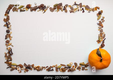 Rahmen aus Glühwein Zutaten, Mandarine auf weißem Hintergrund. Flat Lay, Draufsicht Weihnachten oder Neujahr Urlaubskonzept Stockfoto