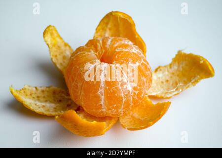 Geschälte Mandarine oder Mandarine Frucht auf weißem Hintergrund, Blume aus Mandarine Stockfoto